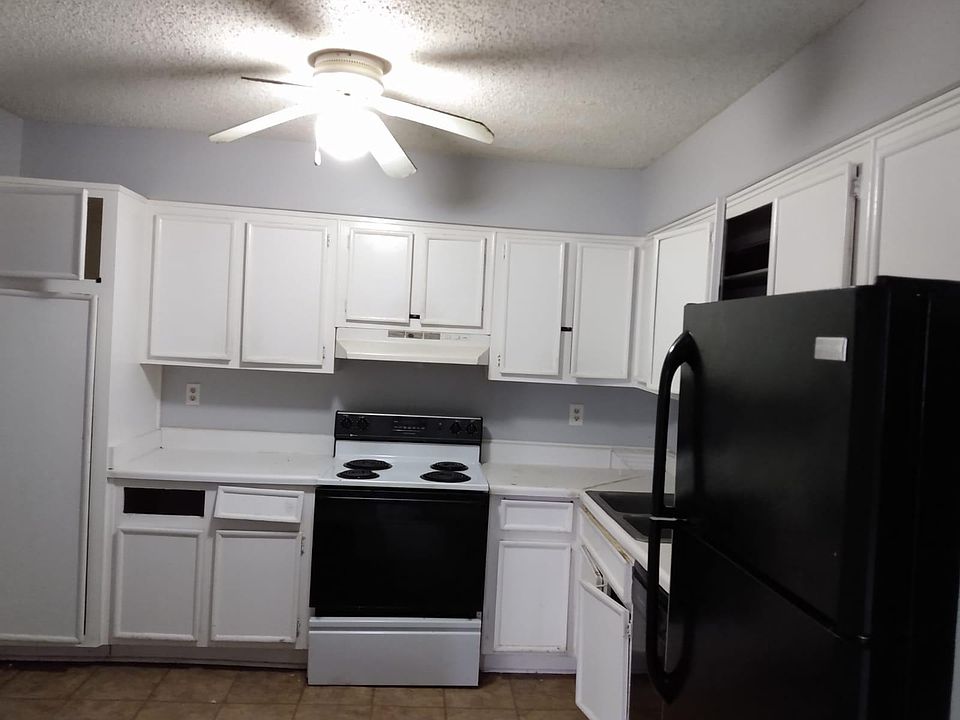 KITCHEN - ALL CARBINETS ARE ALREADY FIXED AND RANGE REPLACED WITH STAINLESS STEEL - ALL PHOTOS TO BE UPDATED ,