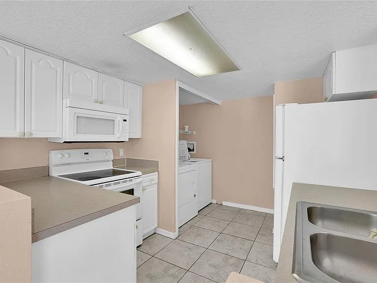 2918 Fan Palm Dr — Photo 4