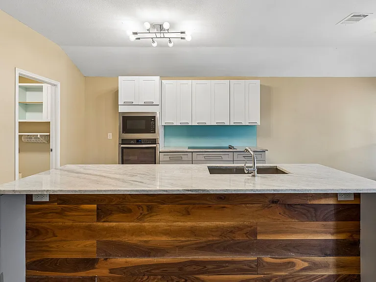 1001 Margaret Dr — Photo 7