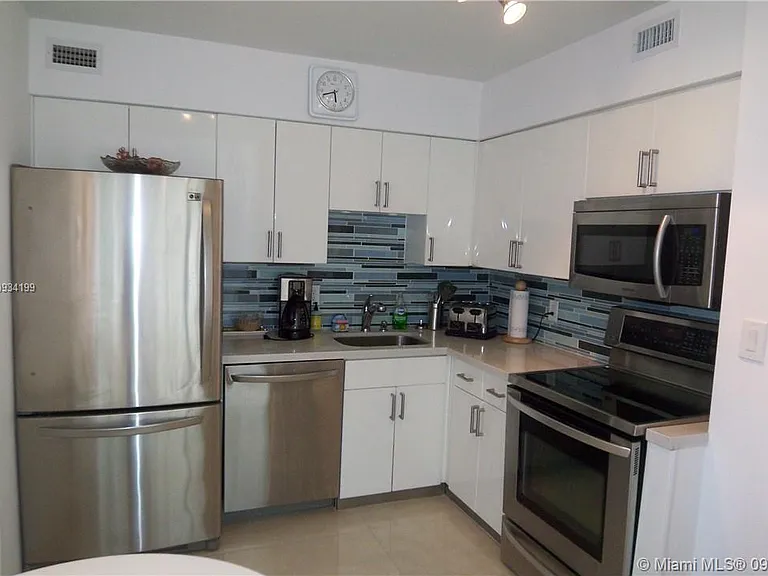 5161 Collins Ave #806 — Photo 12