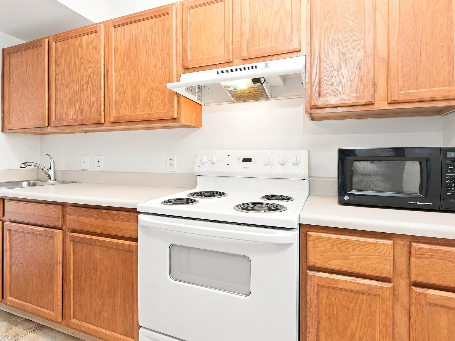 Bright & Spacious Columbia Heights Apartment — Photo 3