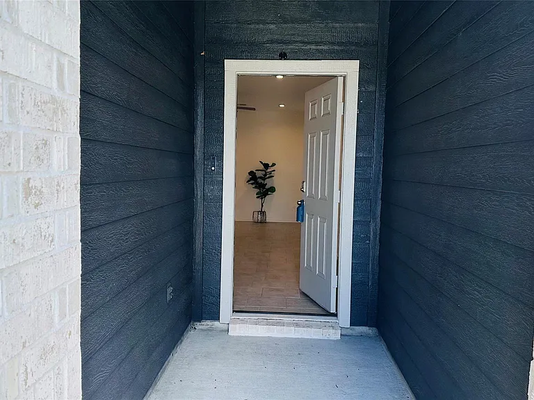 1103 Cattle Chute Ct — Photo 3