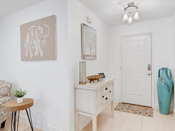 3rd image of 402 SW Lexington Avenue