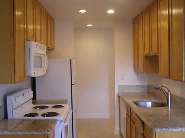 2 bed, 1.5 bath, 820 sqft, $2,500 — Photo 2