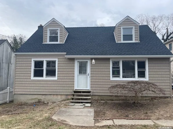 26 Wells Place, Huntington Station, NY 11746