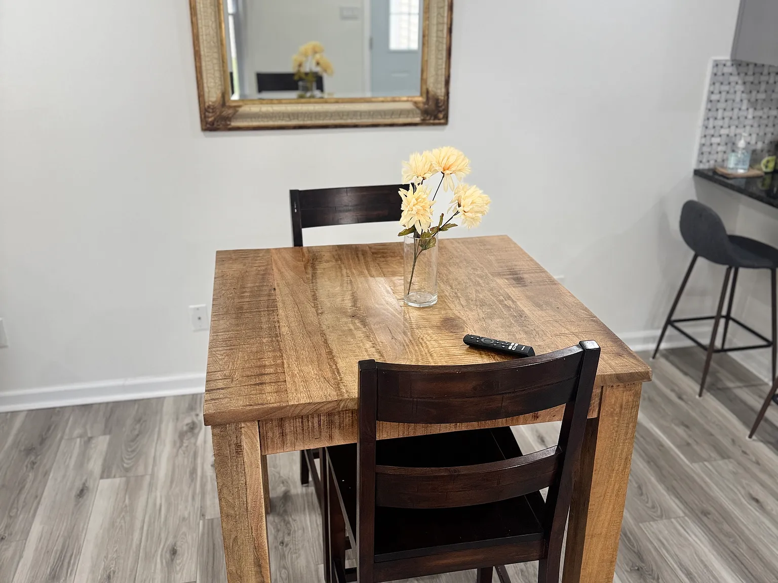 2 bed, 1000 sqft, $2,100 — Photo 3