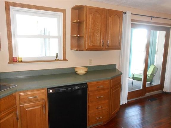 5th image of 142 Cornell Dr