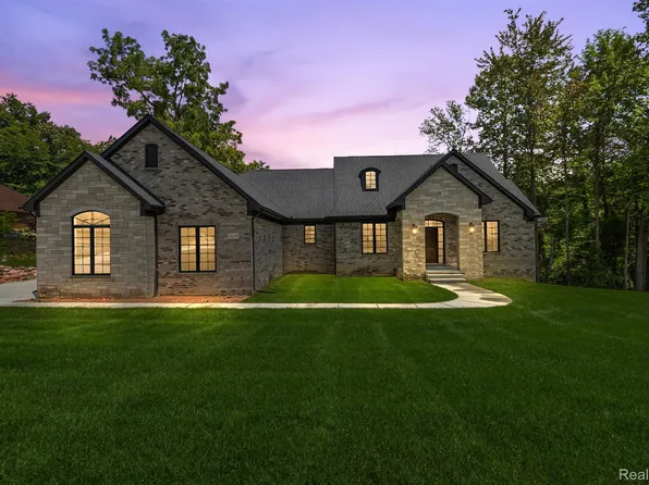1649 Ottawa Trail Ct, Oxford, MI 48371