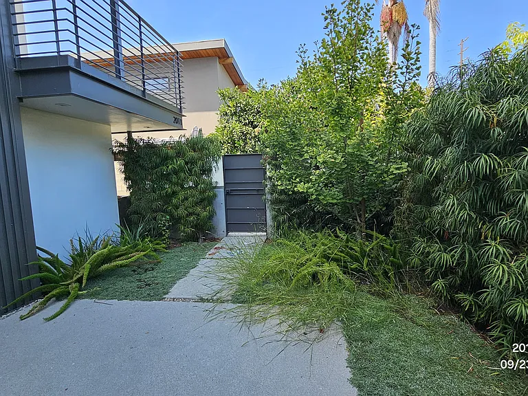 2011 Barry Ave — Photo 1