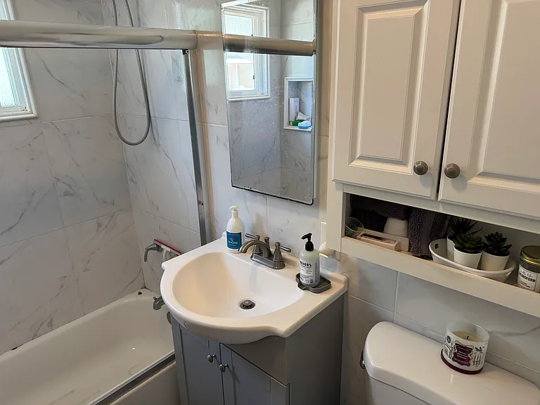 1322 S Hesperian St — Photo 2