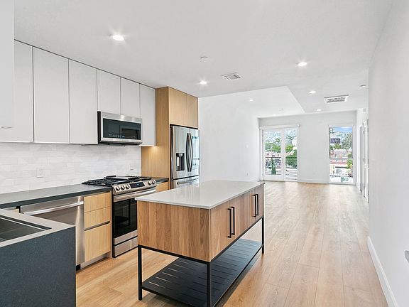 3rd image of 1001 N Fairfax Ave #Penthouse 6