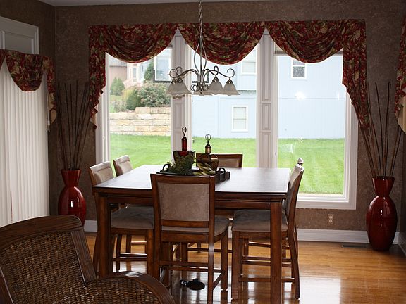 5th image of 625 NE Twin Brook Dr