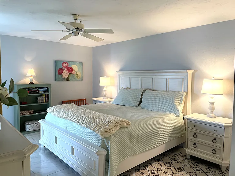 Master bedroom-king bed