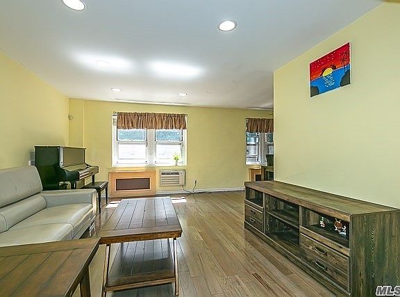 3rd image of 20 Hill Park Ave APT 1F