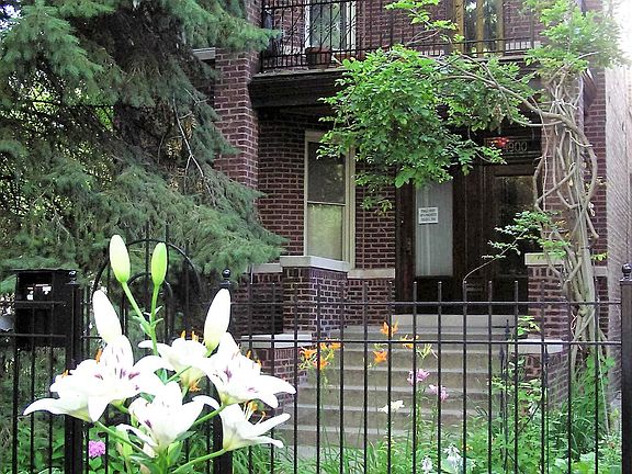 2nd image of 1950 W Ainslie St #1A