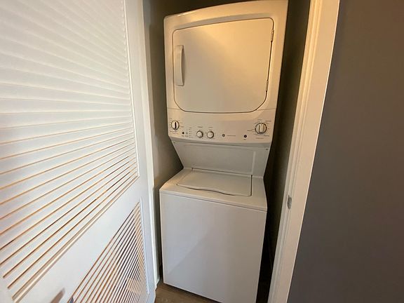 4th image of 176 W Grand Ave #1203