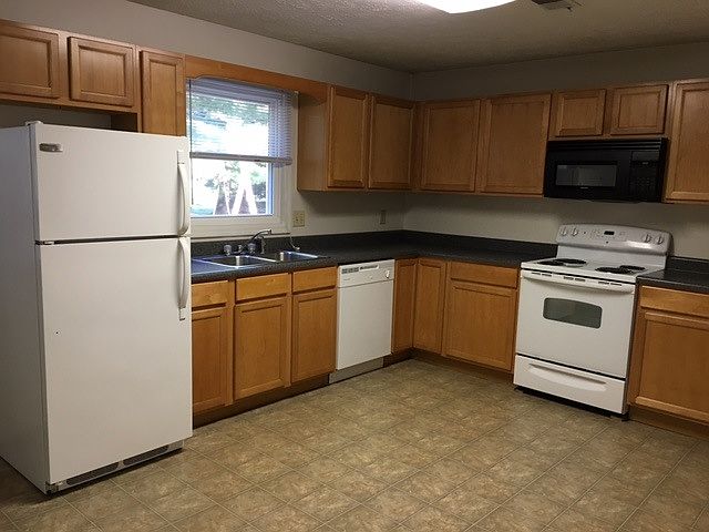 large eat-in kitchen