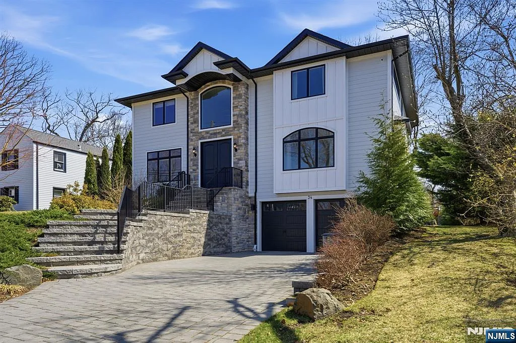 34 Dubois Ave photo 1