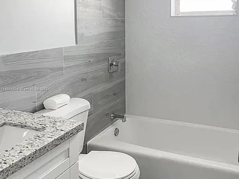 677 SW 9th Ave #301 — Photo 4