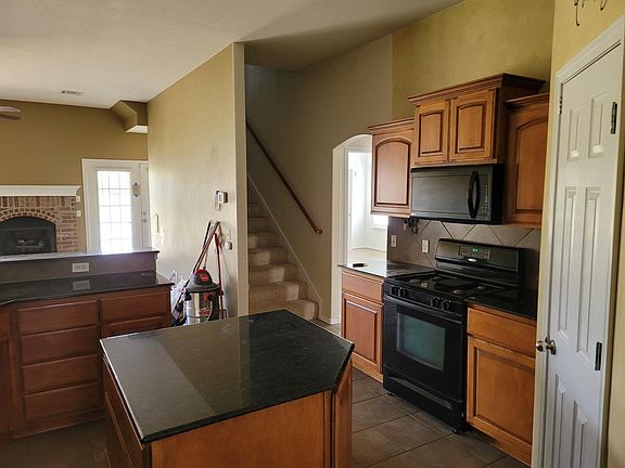 Kitchen, granite, gas stovetop