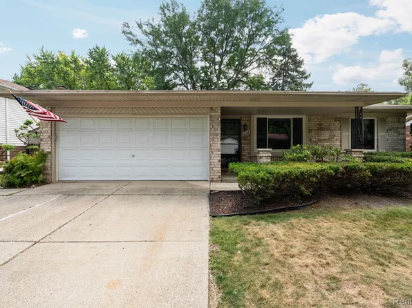 2256 Niagara Dr, Troy, MI 48083