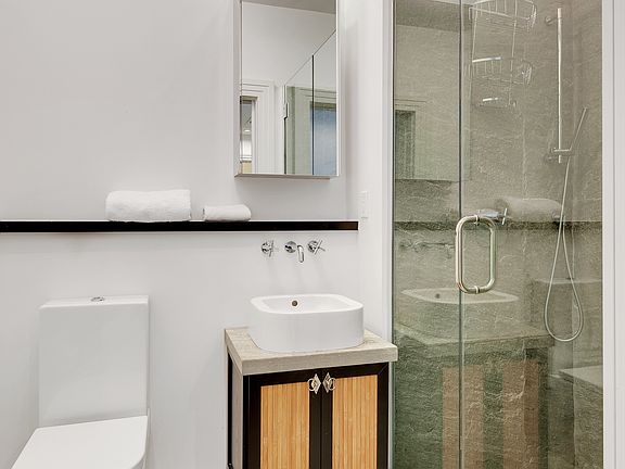 4th image of 216 E 52nd St #5C