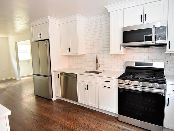 Large Kitchen w/Quartz countertops