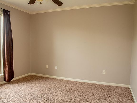 3rd image of 915 Woodard Dr #915