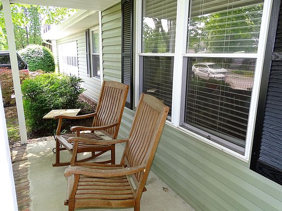 3rd image of 1423 Moorgate Dr
