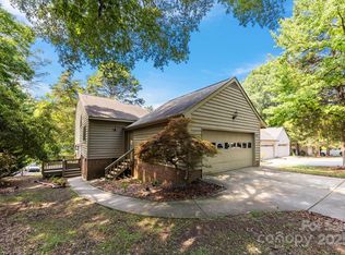 9008 Saint Croix Ln, Charlotte, NC 28277