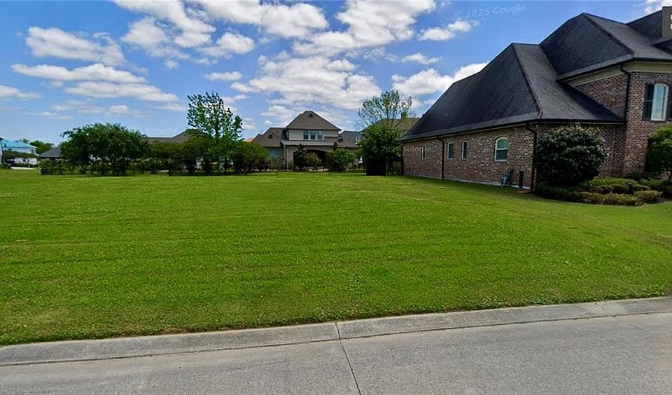 1st image of 18 Dogwood Dr