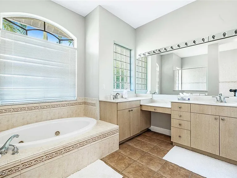 2601 SW 39th Ter — Photo 13