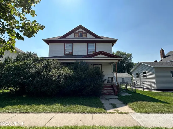 815 N 3rd St, Grand Forks, ND 58203