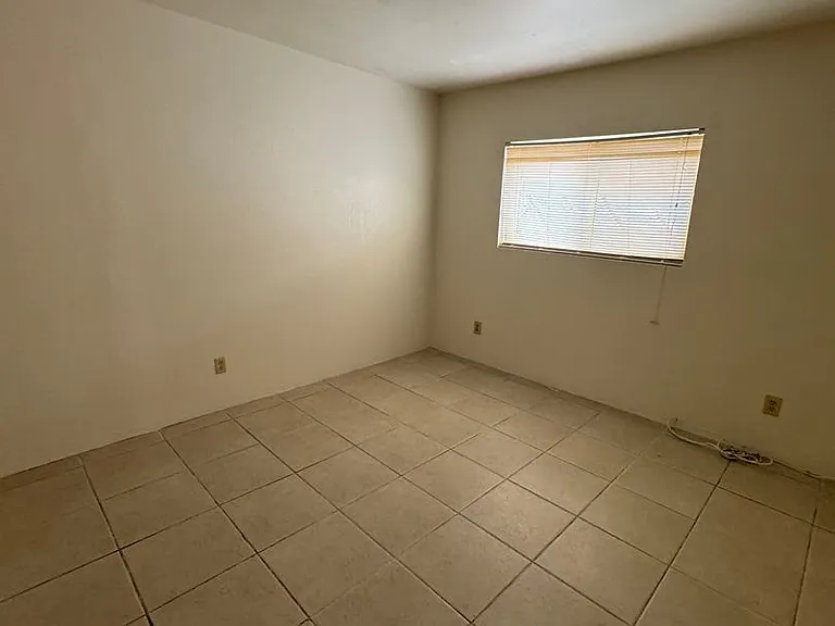 2873 N Fontana Ave — Photo 2