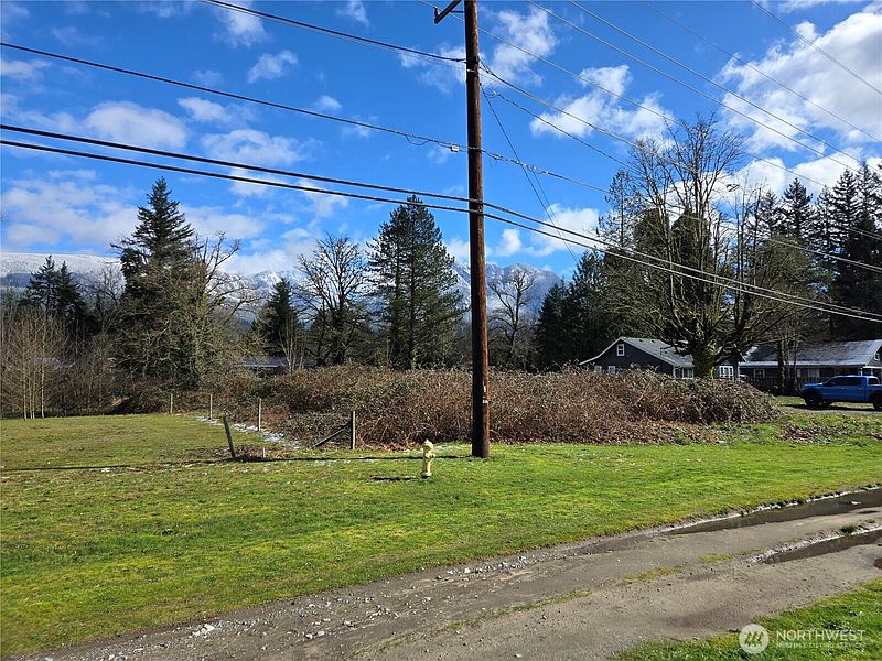 4th image of 615 Croft Avenue W