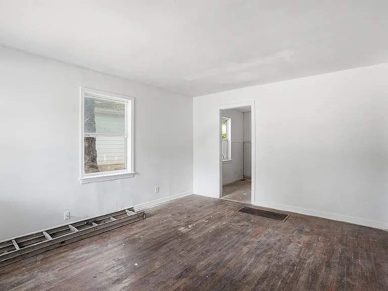7827 Rugby Ave — Photo 3