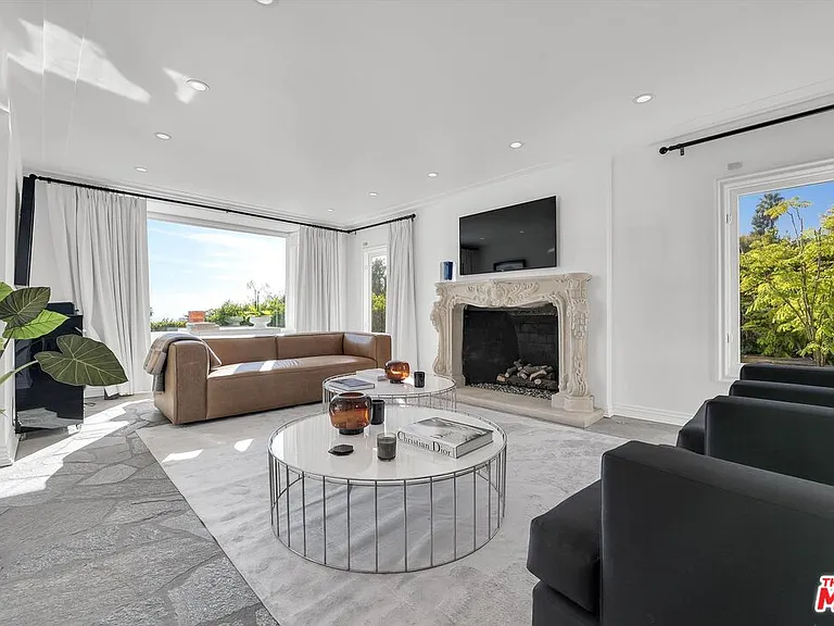1300 Summitridge Dr — Photo 2