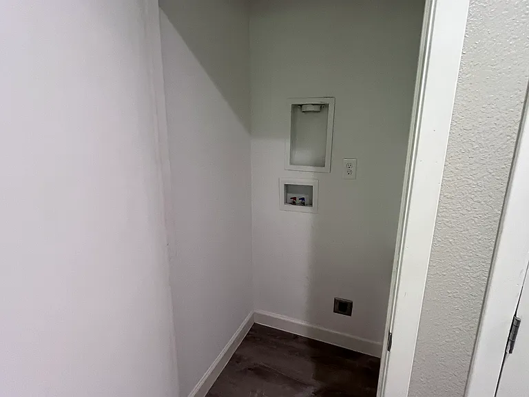Full size stackable washer/dryer hookups