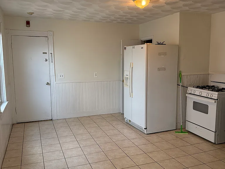 87 Penn St #2R — Photo 9