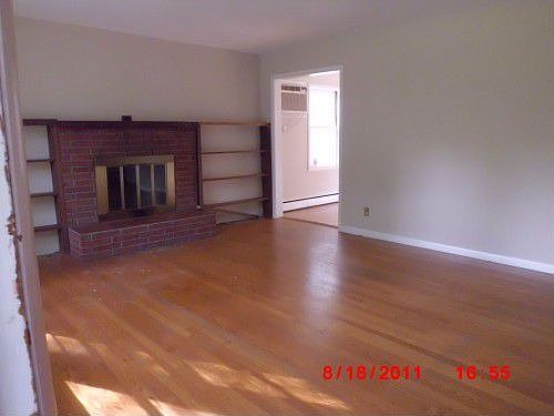 5th image of 30 Greentree Dr S