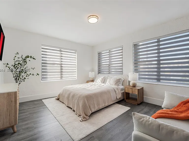 301 SW 10th Ave #4 — Photo 9