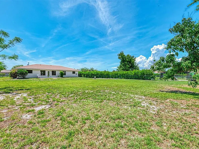 2340 Palmetto St — Photo 42