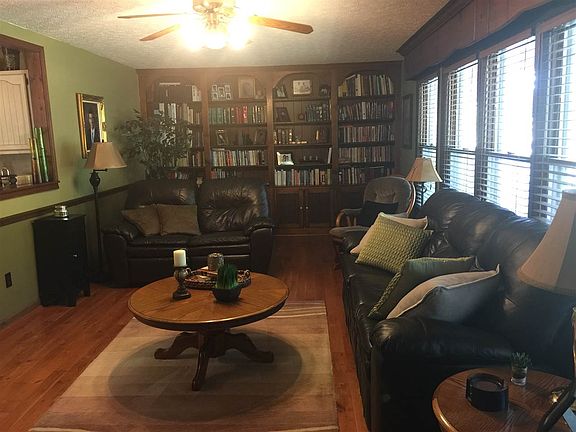 3rd image of 81 Oakwood Dr