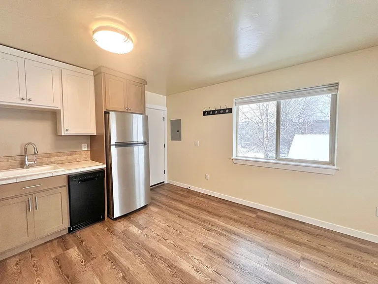 181 E Tall Fir Ct #D — Photo 6