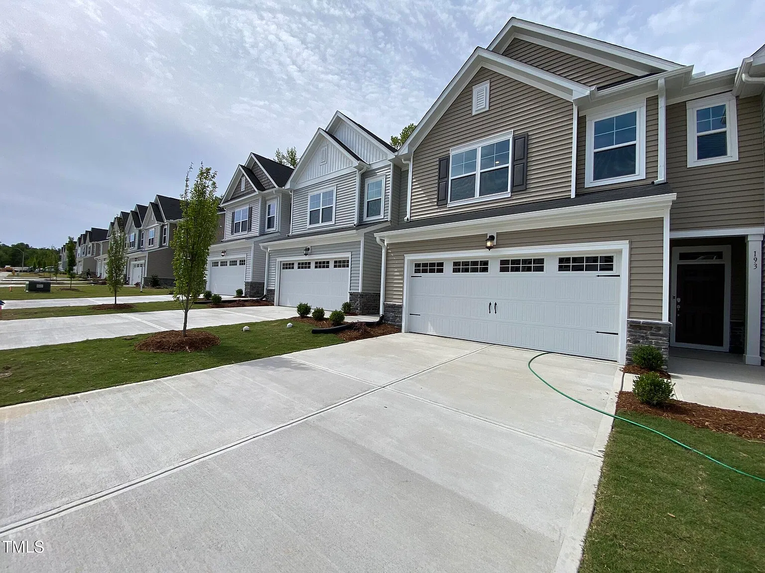 3 bed, 2.5 bath, 1950 sqft, $2,100 — Photo 2