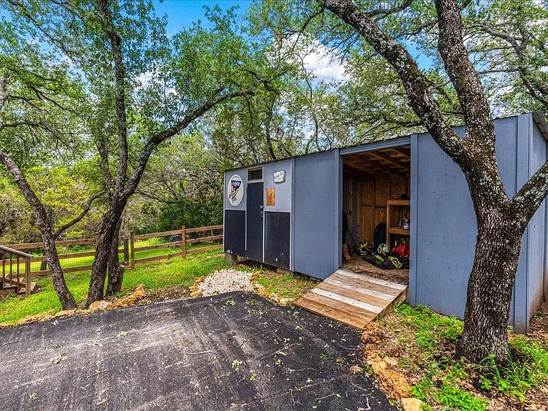408 Breezing Ln — Photo 31