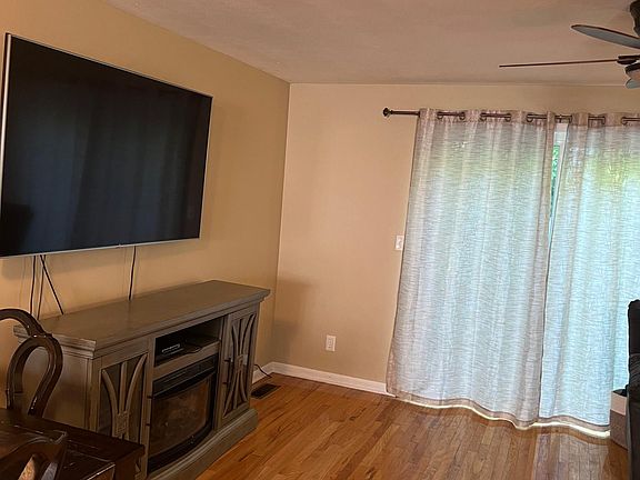 4th image of 153 Iron Oak Cir