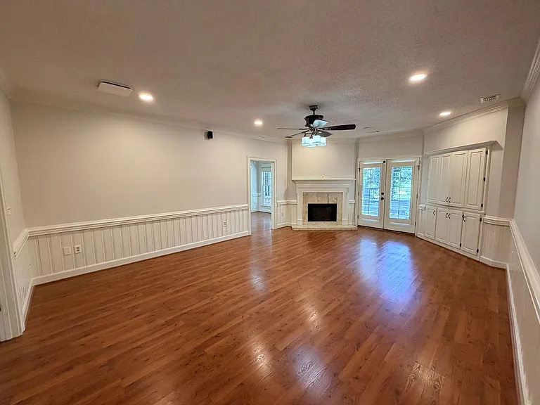 1009 Williamsburg Dr — Photo 14
