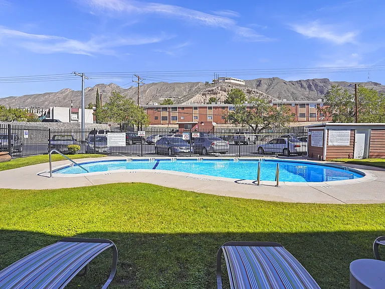 Paso Oeste Apartments — Photo 6