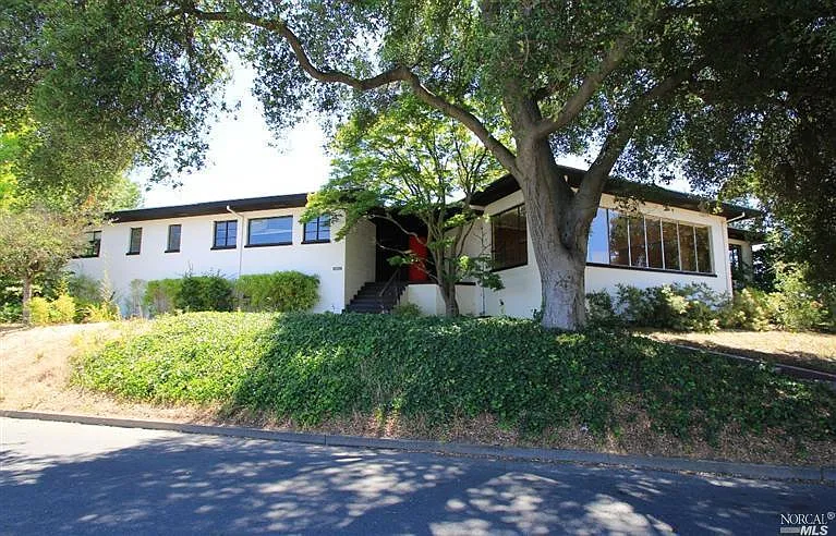 4 bed, 2.5 bath, 2750 sqft, $4,150 — Photo 1